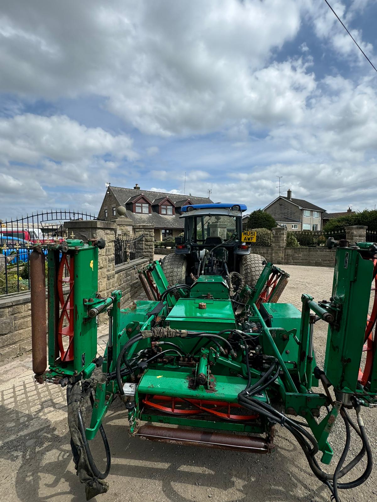 NEW HOLLAND TN55D 55HP 4WD COMPACT TRACTOR WITH REAR RANSOMES CYLINDER MOWER