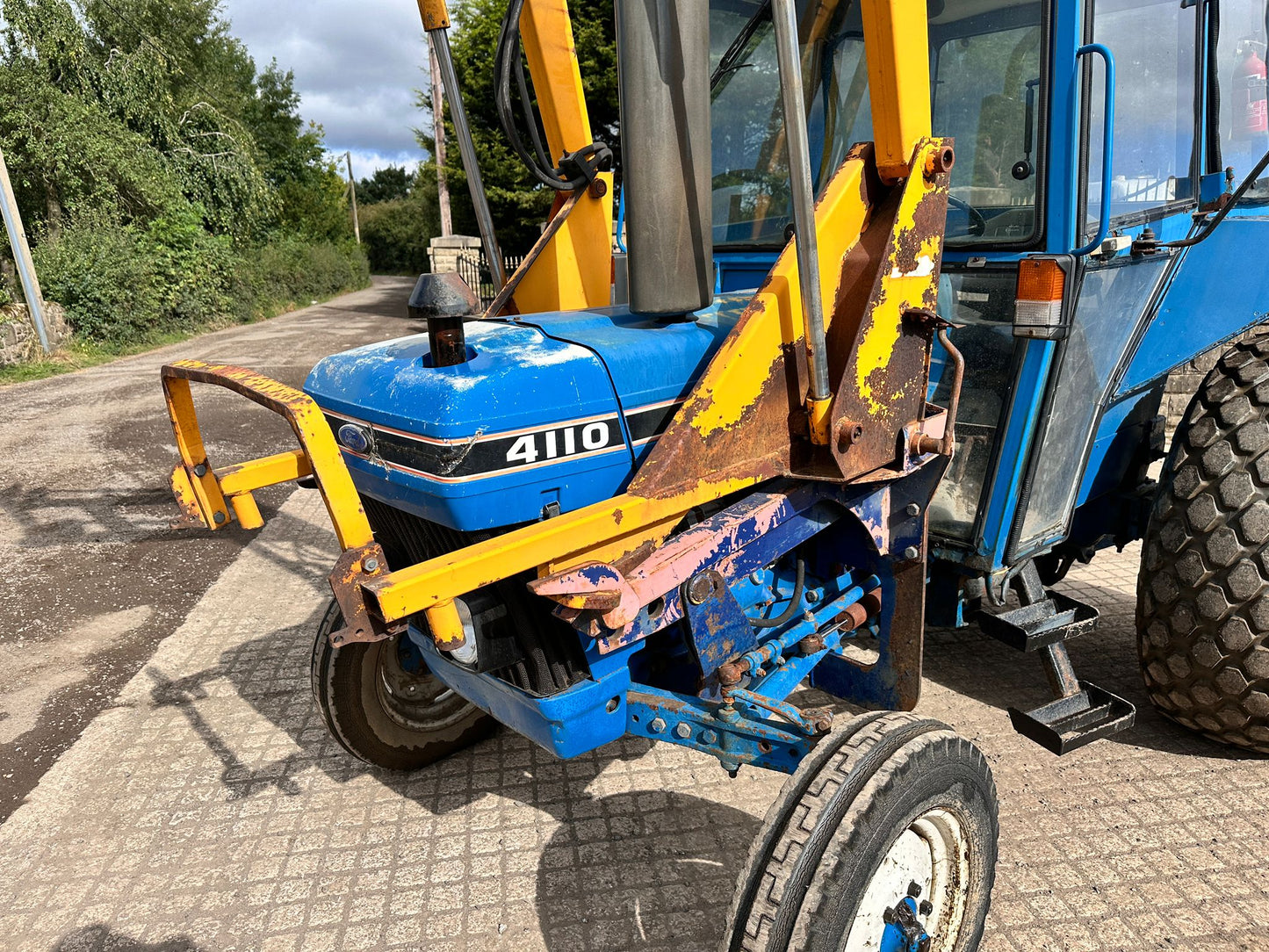 FORD 4110 54HP TRACTOR WITH BOMFORD LOADER