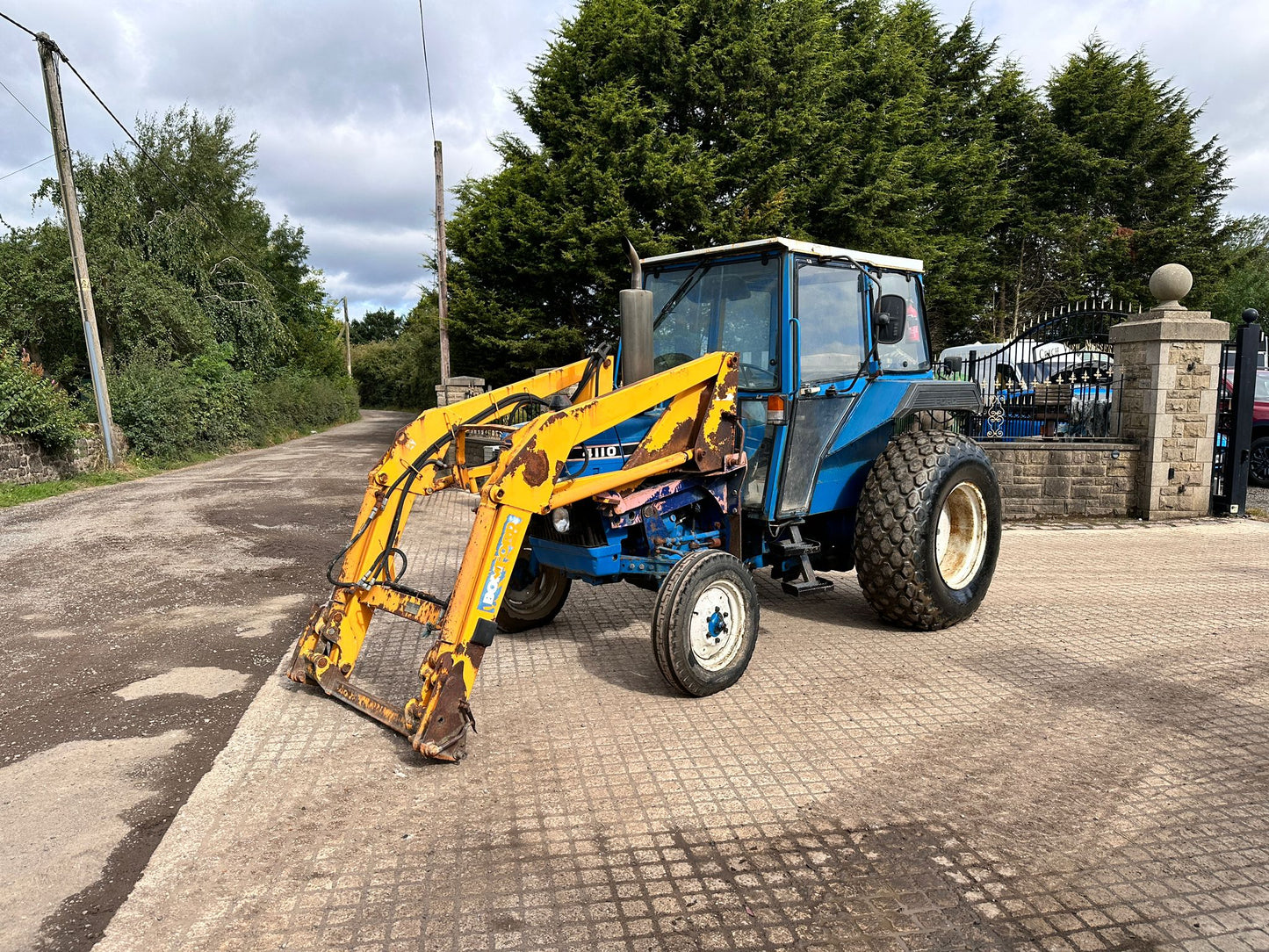 FORD 4110 54HP TRACTOR WITH BOMFORD LOADER