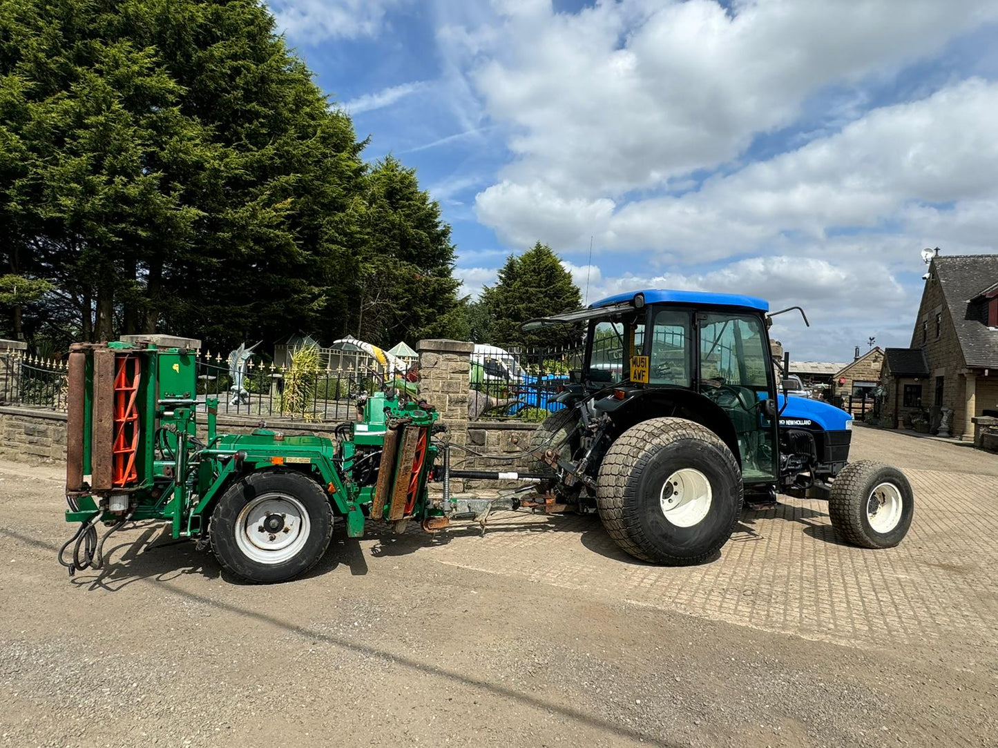 NEW HOLLAND TN55D 55HP 4WD COMPACT TRACTOR WITH REAR RANSOMES CYLINDER MOWER