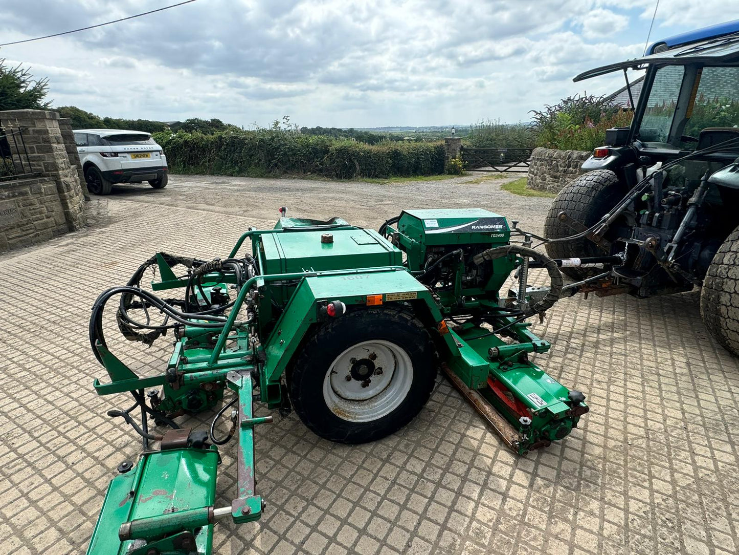 NEW HOLLAND TN55D 55HP 4WD COMPACT TRACTOR WITH REAR RANSOMES CYLINDER MOWER