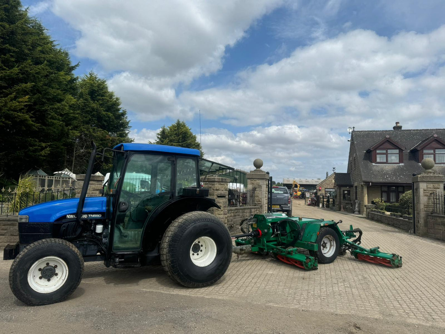 NEW HOLLAND TN55D 55HP 4WD COMPACT TRACTOR WITH REAR RANSOMES CYLINDER MOWER