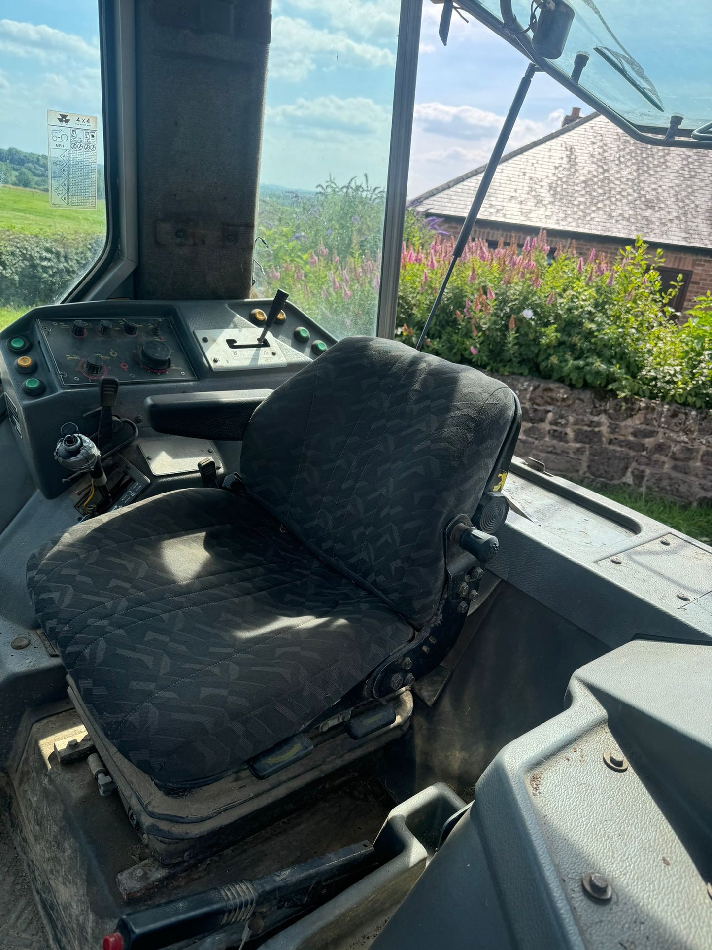 MASSEY FURGUSON 3080 LOADER TRACTOR