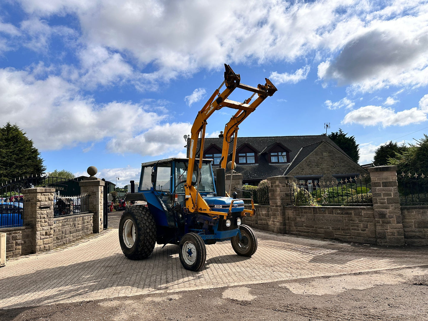 FORD 4110 54HP TRACTOR WITH BOMFORD LOADER