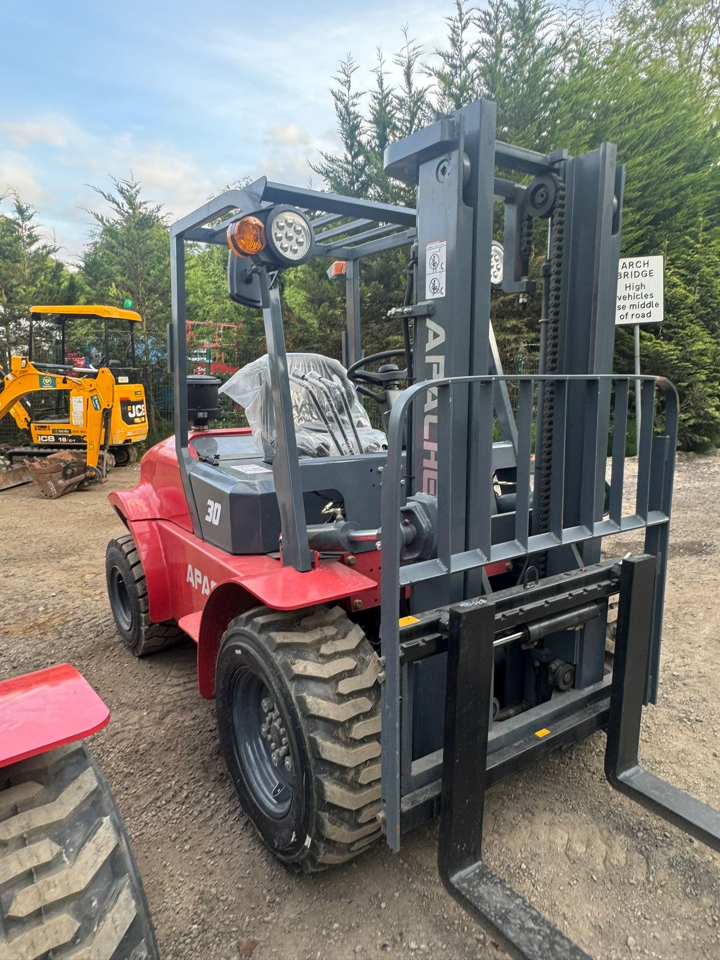 NEW/UNUSED 2024 APACHE FR30 3 TON DIESEL ROUGH TERRAIN FORKLIFT