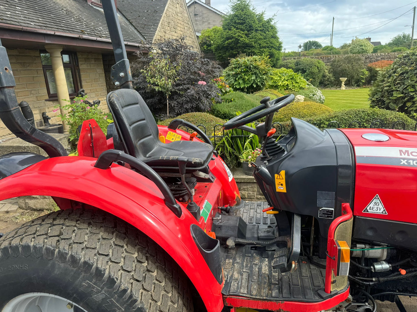 2012 MCCORMICK X10.35H COMPACT TRACTOR WITH UNDERSLUNG DECK 34 HP
