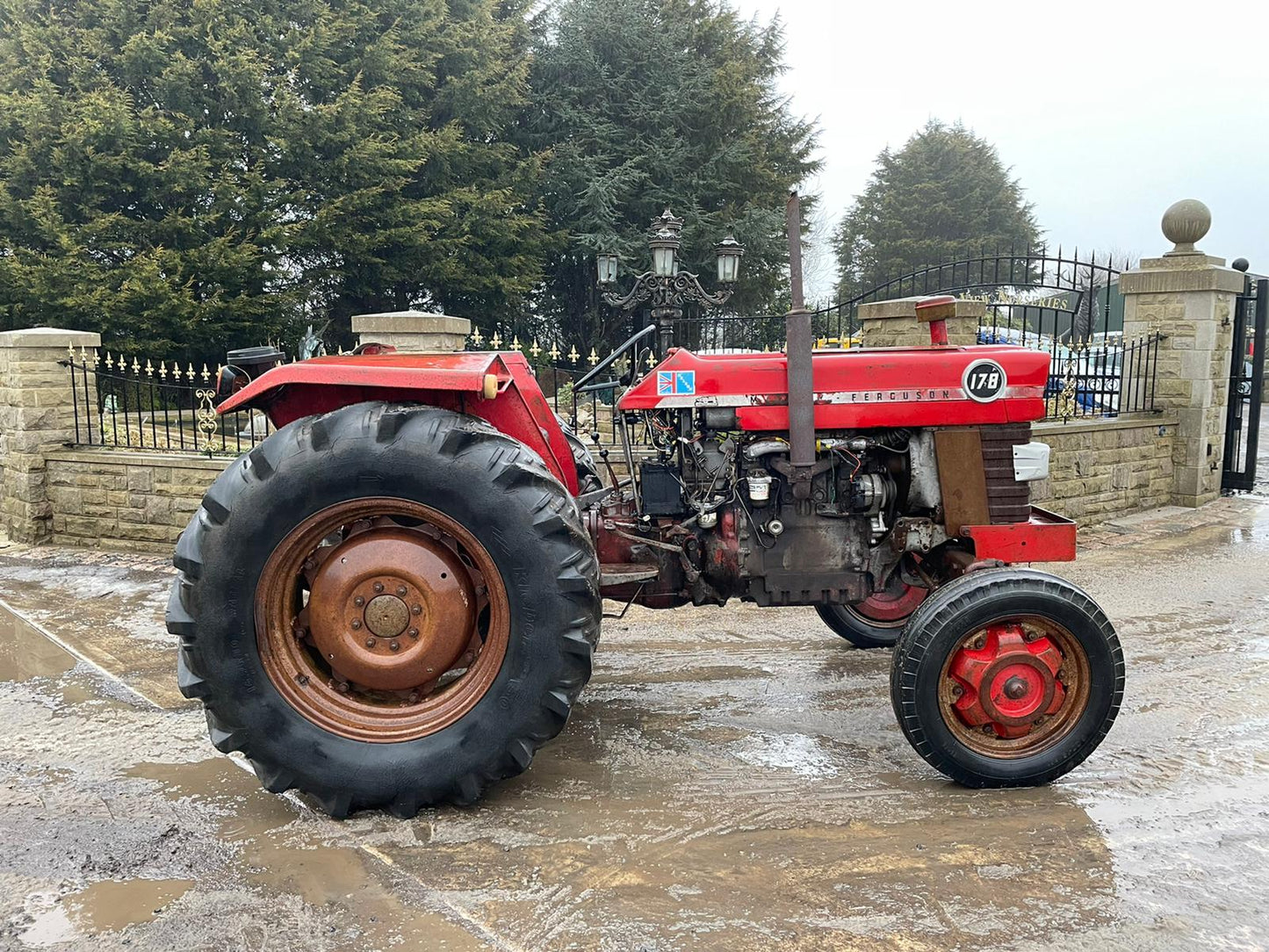 MASSEY FERGUSON 178 TRACTOR, RUNS AND DRIVES