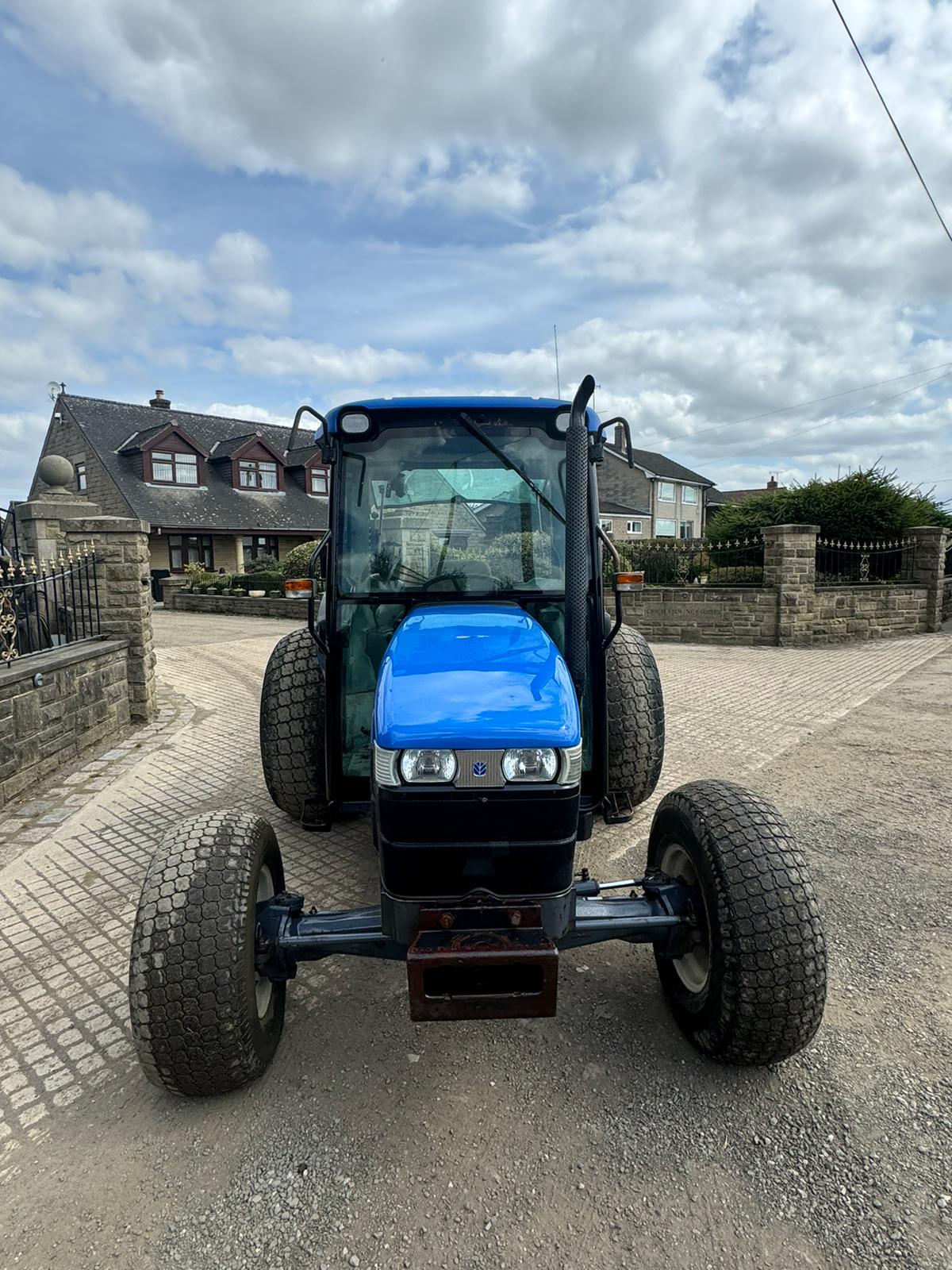 NEW HOLLAND TN55D 55HP 4WD COMPACT TRACTOR WITH REAR RANSOMES CYLINDER MOWER
