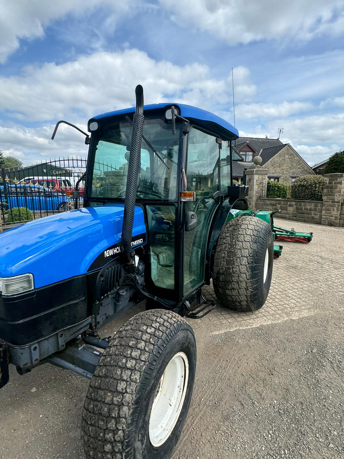 NEW HOLLAND TN55D 55HP 4WD COMPACT TRACTOR WITH REAR RANSOMES CYLINDER MOWER