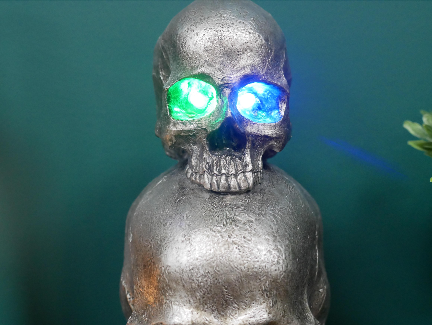Three Skulls Statue