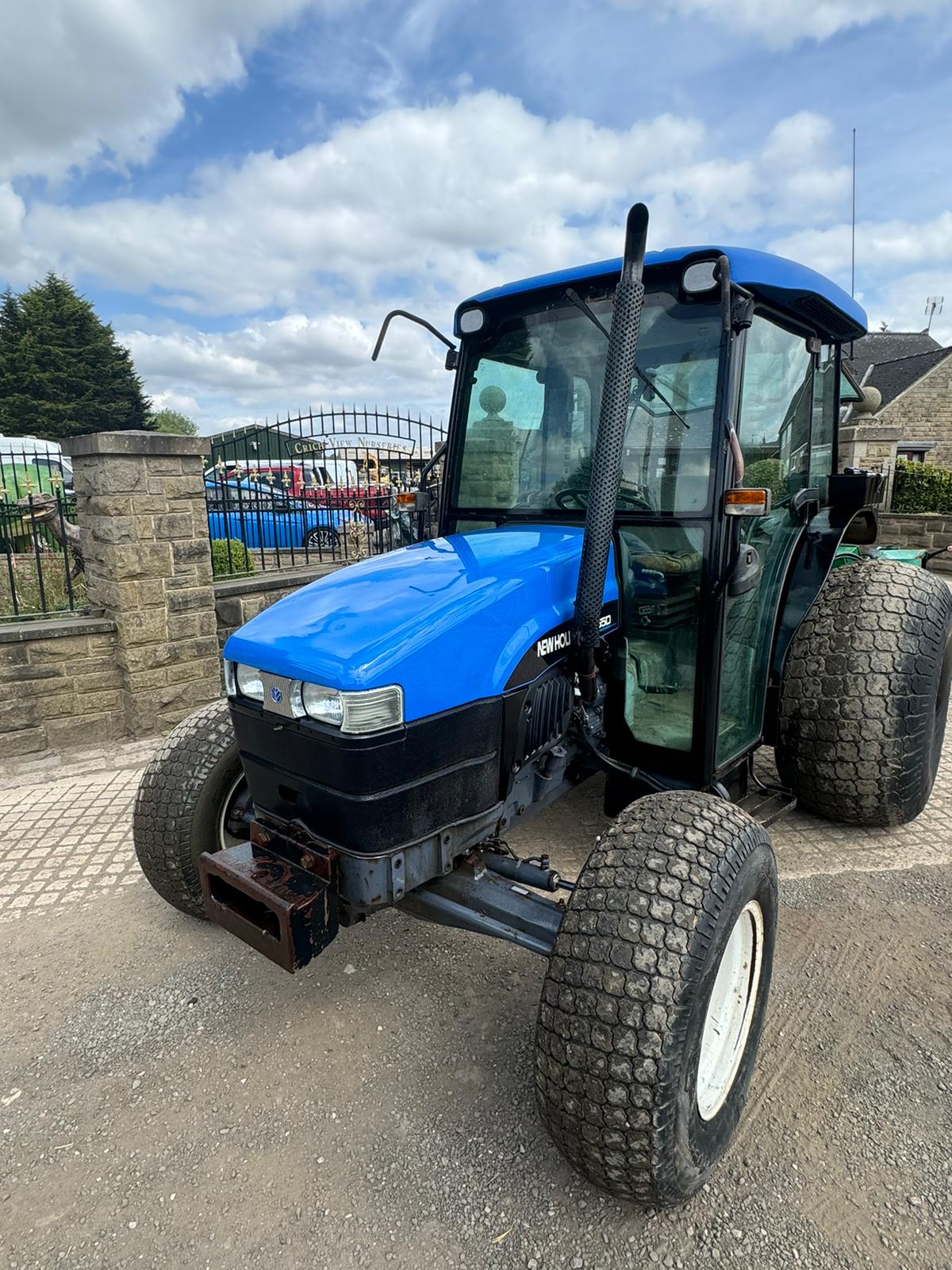 NEW HOLLAND TN55D 55HP 4WD COMPACT TRACTOR WITH REAR RANSOMES CYLINDER MOWER