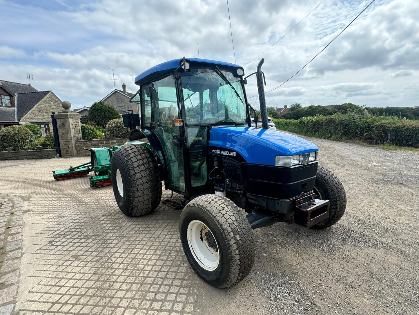 NEW HOLLAND TN55D 55HP 4WD COMPACT TRACTOR WITH REAR RANSOMES CYLINDER MOWER