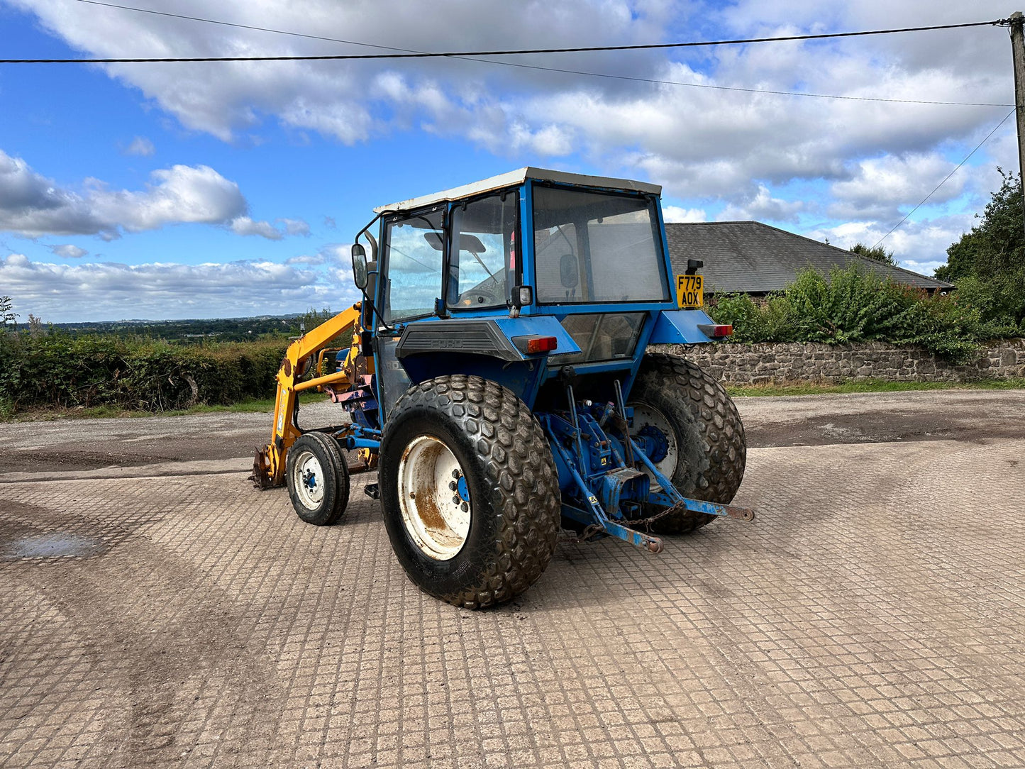 FORD 4110 54HP TRACTOR WITH BOMFORD LOADER