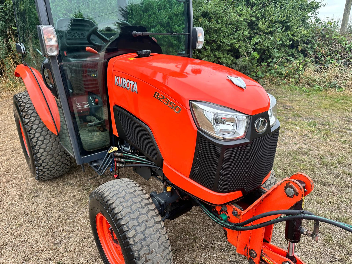 65 REG. KUBOTA B2350 23HP 4WD COMPACT TRACTOR WITH HYDRAULIC 4 WAY BLADE