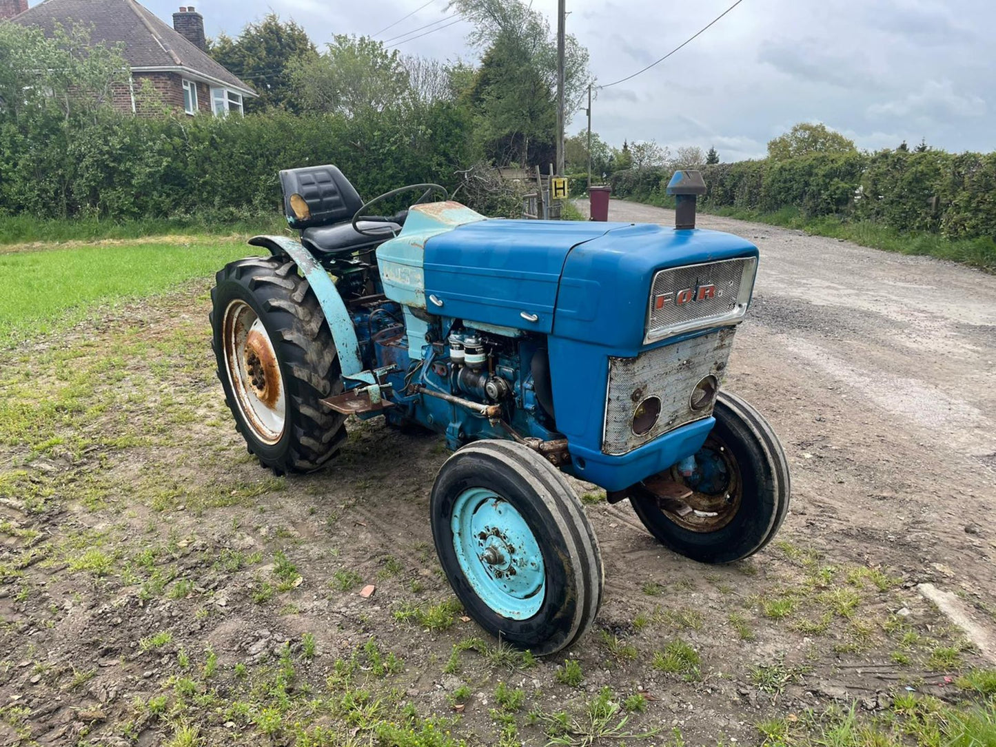 VINTAGE FORD 3000 VINYARD TRACTOR, RUNS DRIVES AND WORKS, ALL GEARS WORK