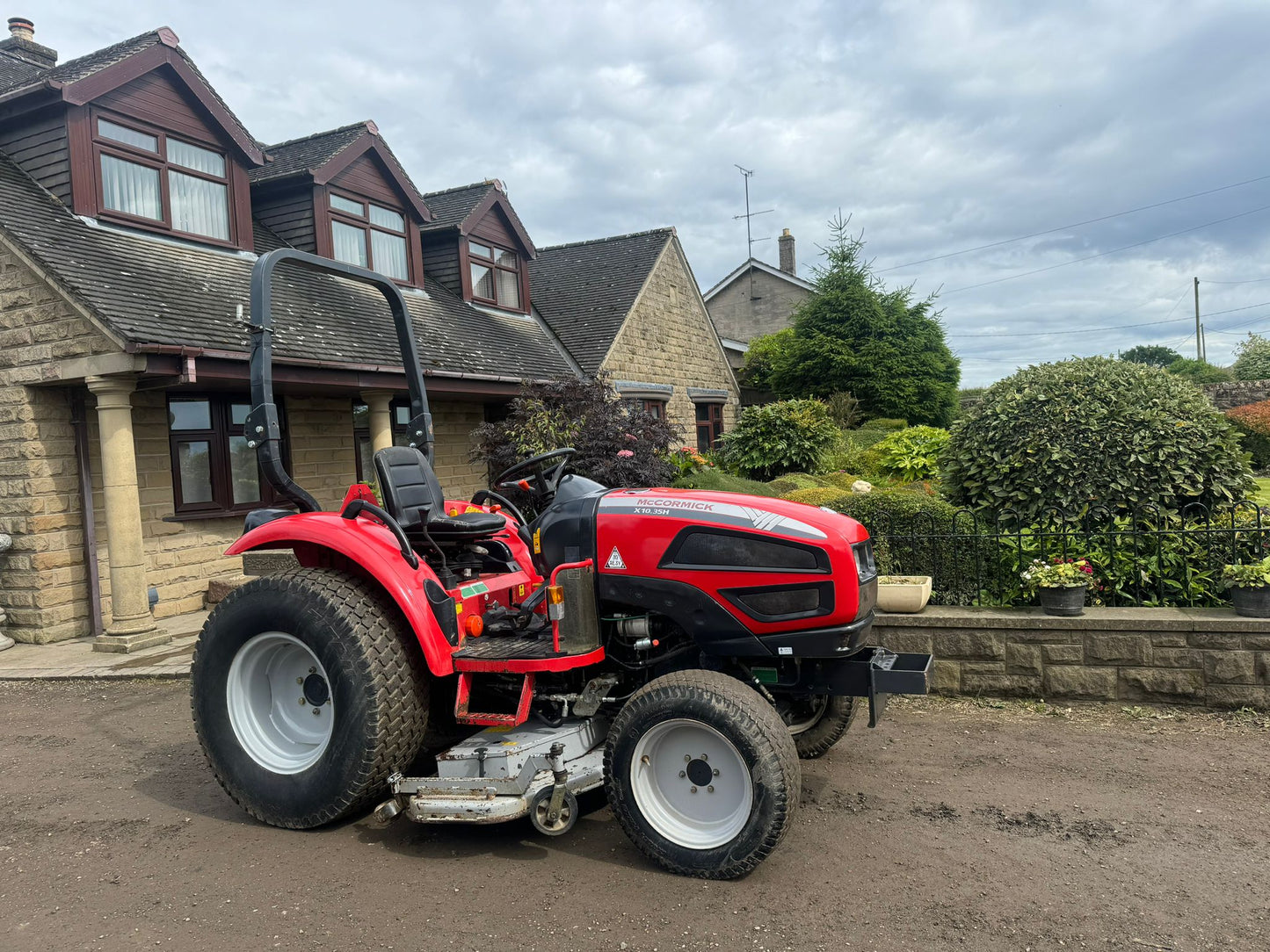 2012 MCCORMICK X10.35H COMPACT TRACTOR WITH UNDERSLUNG DECK 34 HP