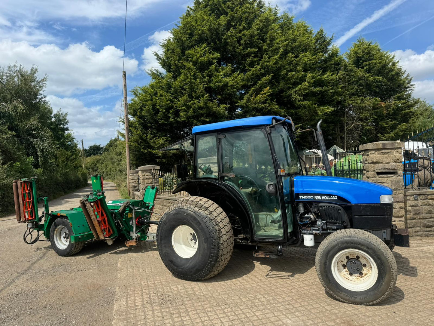NEW HOLLAND TN55D 55HP 4WD COMPACT TRACTOR WITH REAR RANSOMES CYLINDER MOWER