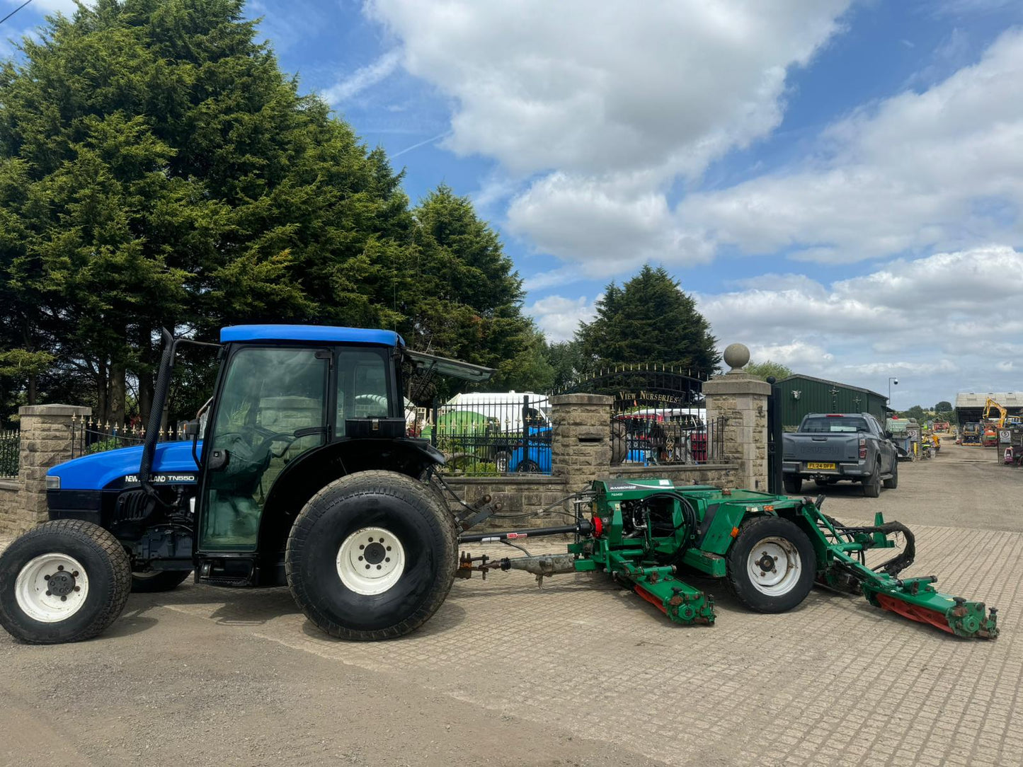 NEW HOLLAND TN55D 55HP 4WD COMPACT TRACTOR WITH REAR RANSOMES CYLINDER MOWER
