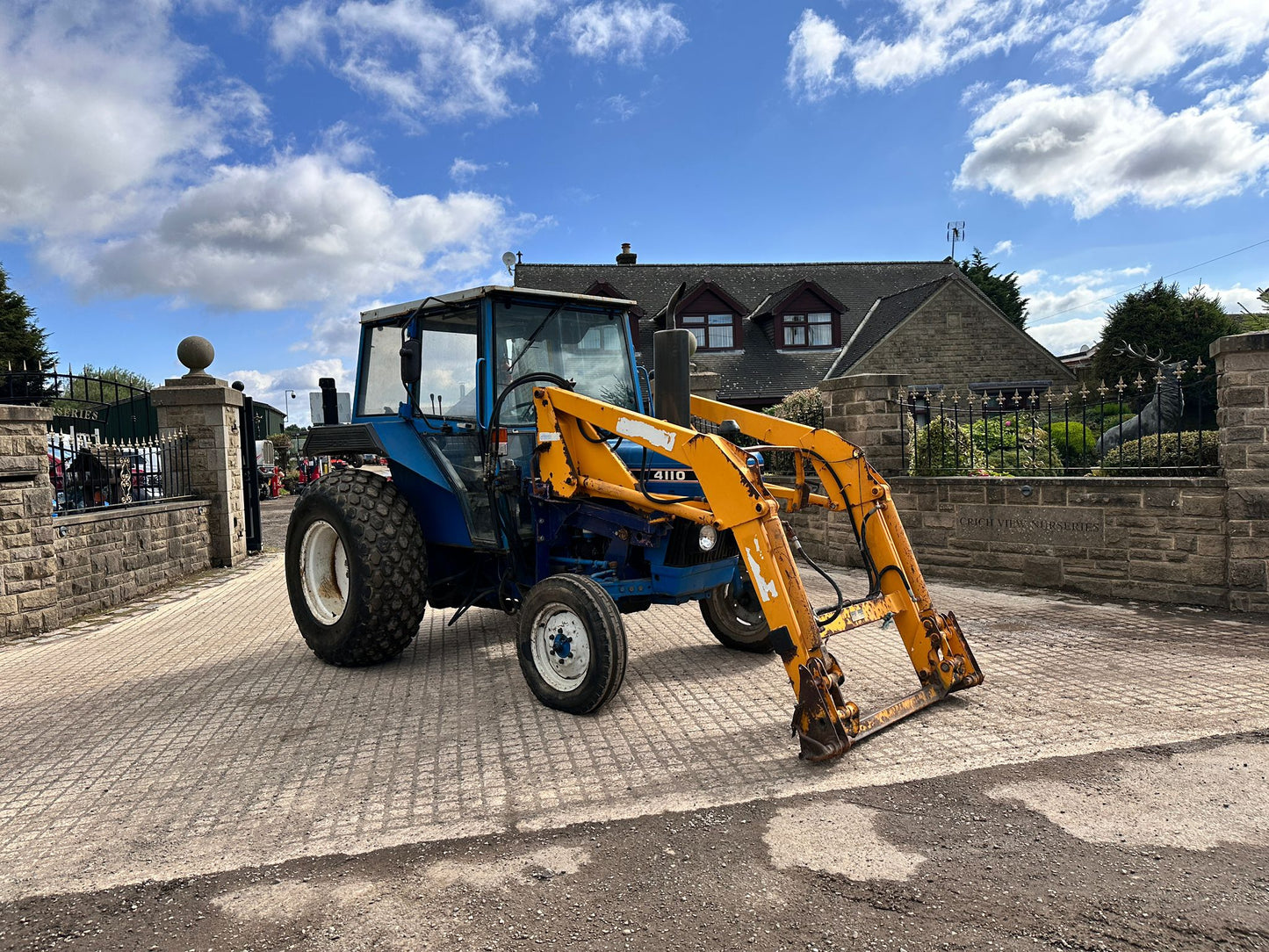 FORD 4110 54HP TRACTOR WITH BOMFORD LOADER
