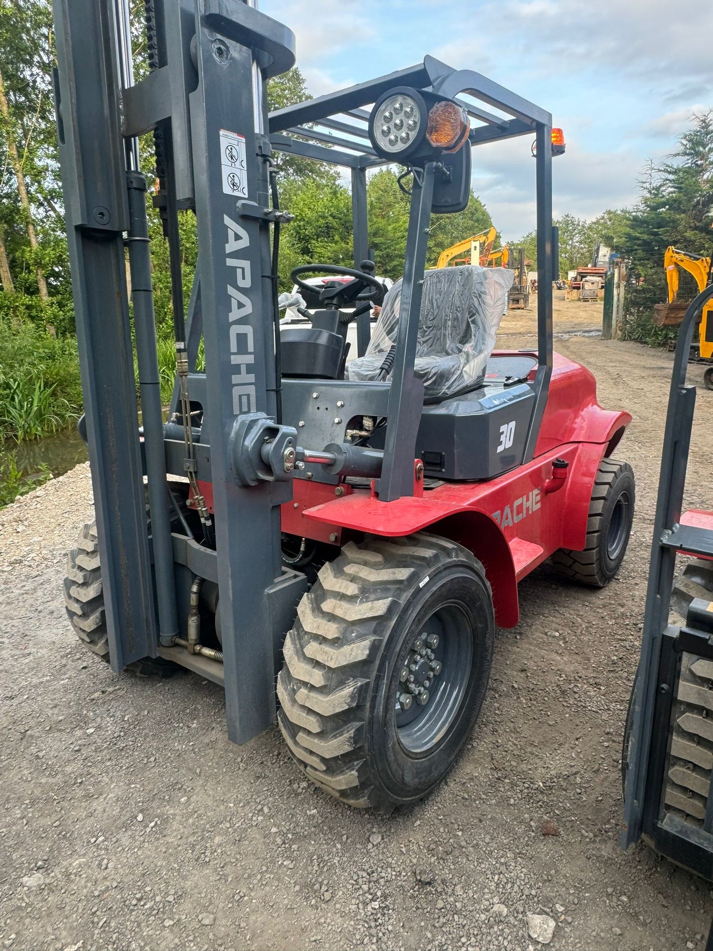 NEW/UNUSED 2024 APACHE FR30 3 TON DIESEL ROUGH TERRAIN FORKLIFT