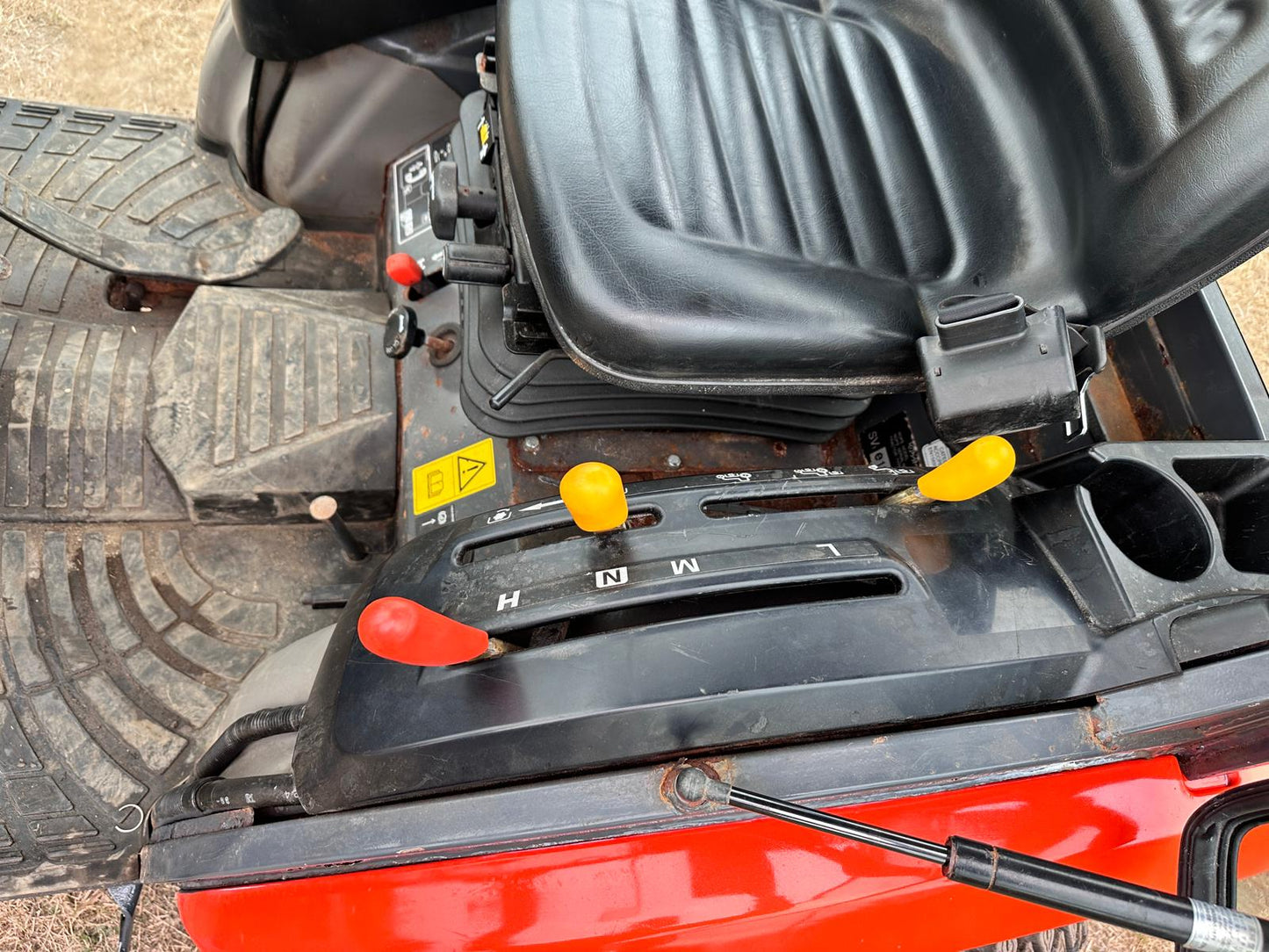 65 REG. KUBOTA B2350 23HP 4WD COMPACT TRACTOR WITH HYDRAULIC 4 WAY BLADE