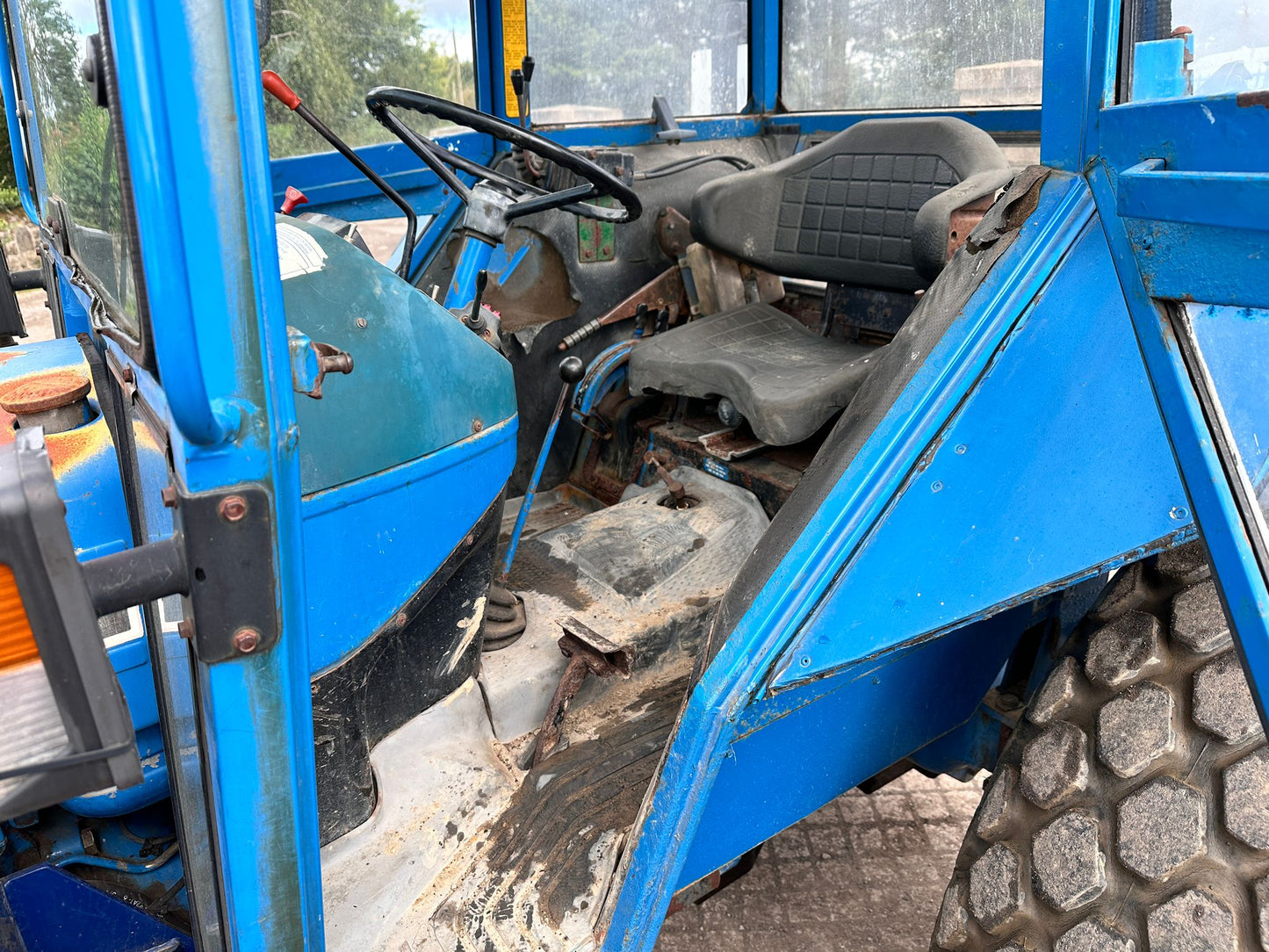 FORD 4110 54HP TRACTOR WITH BOMFORD LOADER
