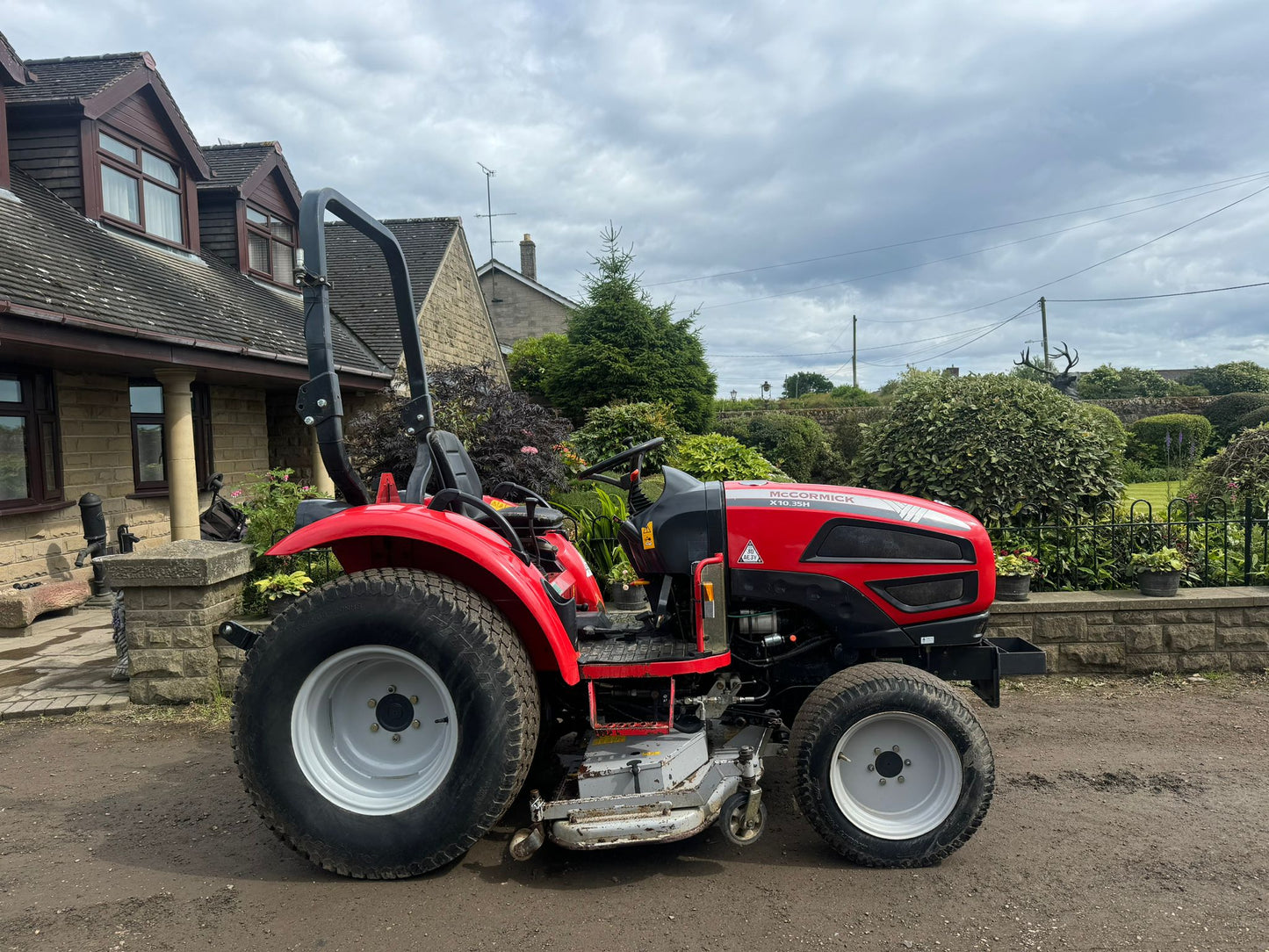 2012 MCCORMICK X10.35H COMPACT TRACTOR WITH UNDERSLUNG DECK 34 HP
