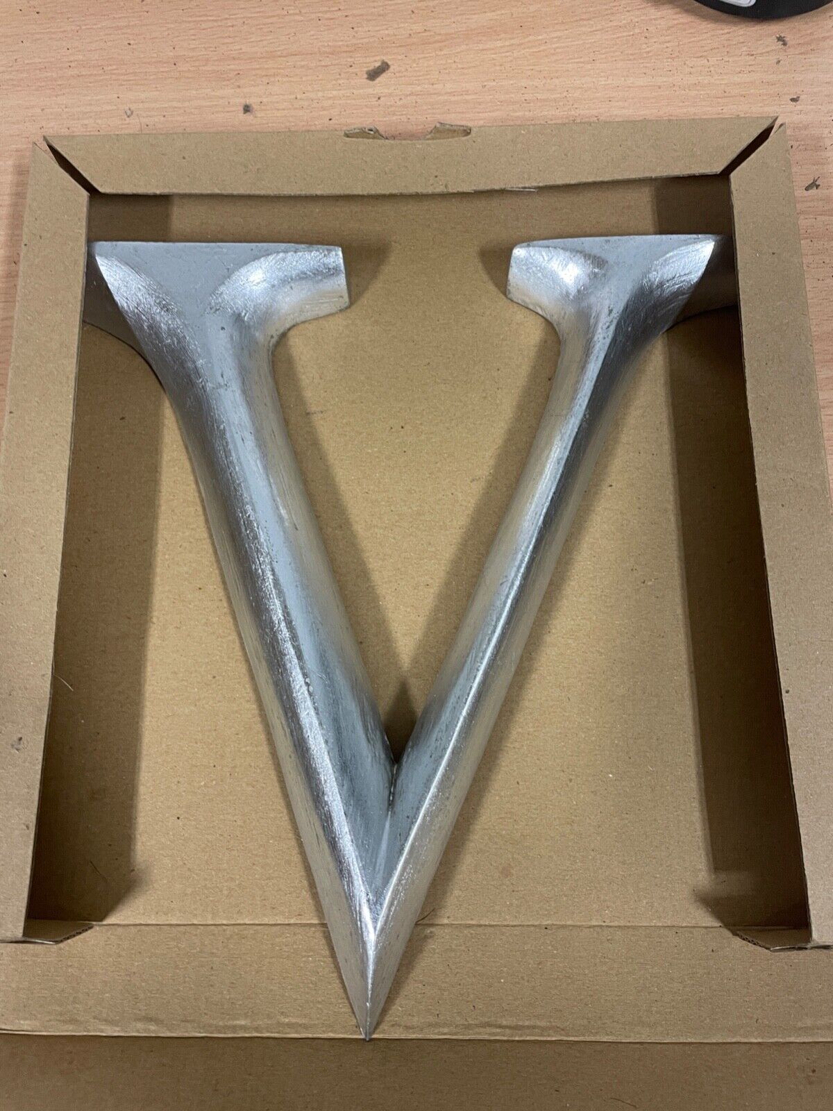 V POSH GRAFFITI DECORATIVE SILVER GILT WOODEN LETTER V 23CM HIGH HOME WALL ART