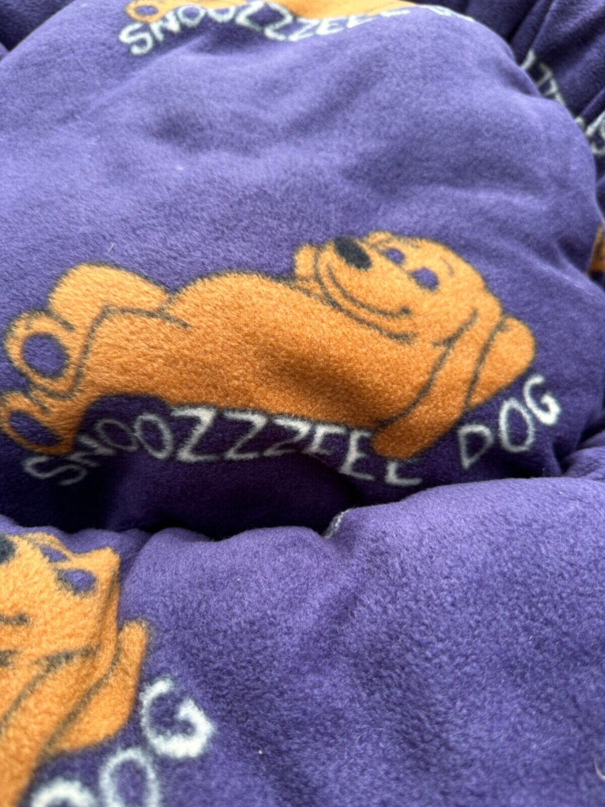LARGE SNOOZZZEEE DOG / PUPPY BED PURPLE DOG DESIGN CUSHION 71CM