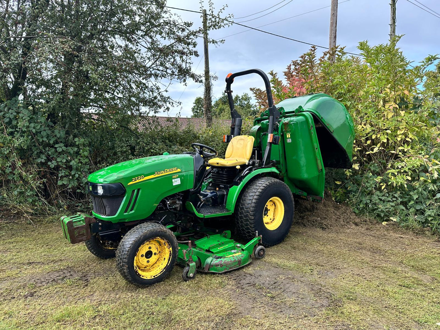 2013 JOHN DEERE 2720 27HP TRACTOR WITH 62” MID MOUNTED DECK AND REAR HIGH TIP COLLECTOR