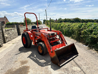 KUBOTA B2150 23HP 4WD COMPACT TRACTOR WITH LOADER AND BUCKET