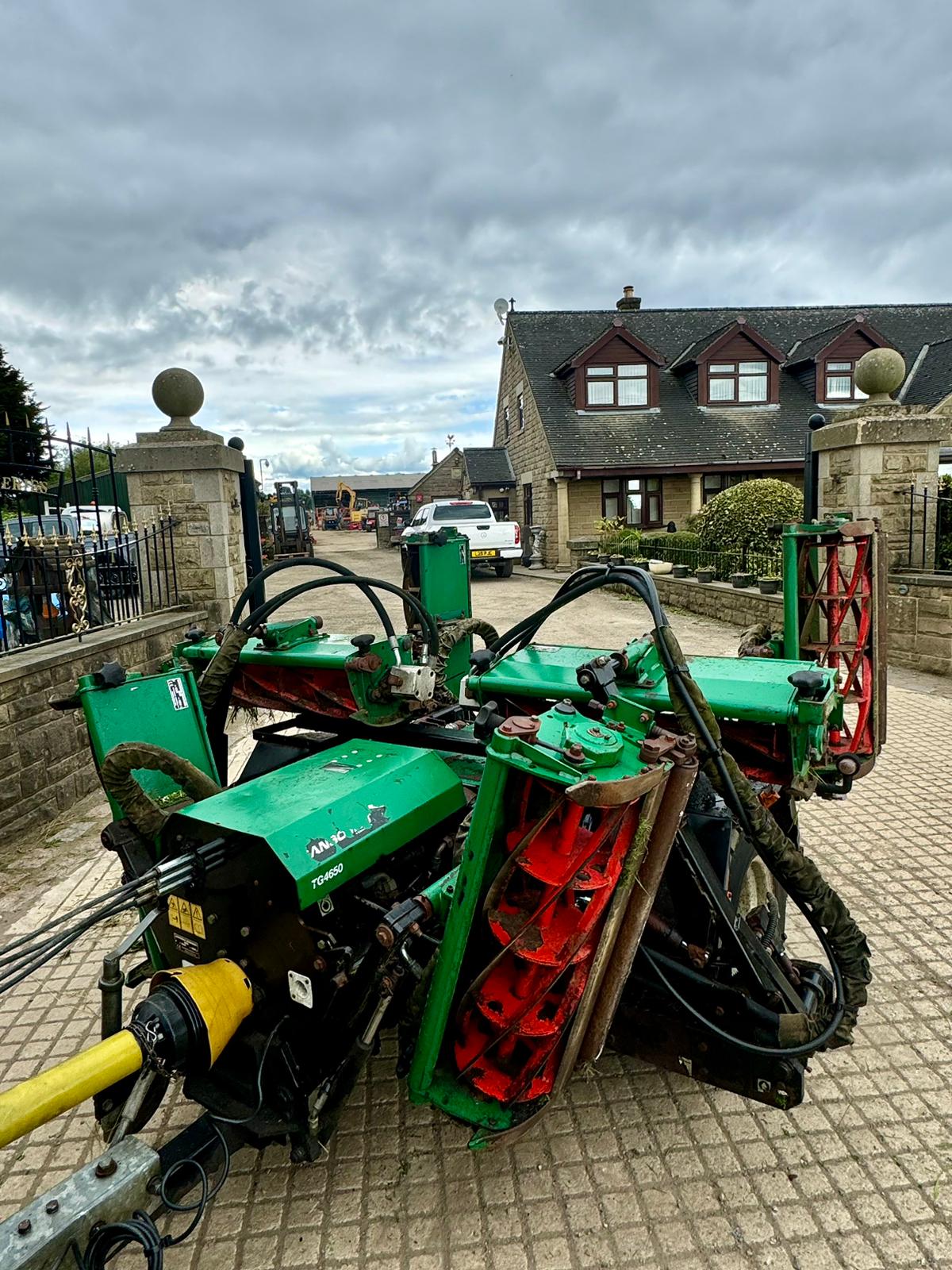 2010 DEUTZ FAHR 100 TRACTOR WITH RANSOMES 7 GANG LAWN MOWER 100 HP TRACTOR