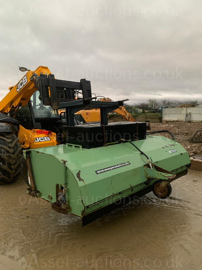 DMX SWEEPER SOLUTION SWEEPER BUCKET, ALL WORKS, HYDRAULIC DRIVEN, SUITABLE FOR PALLET FORKS