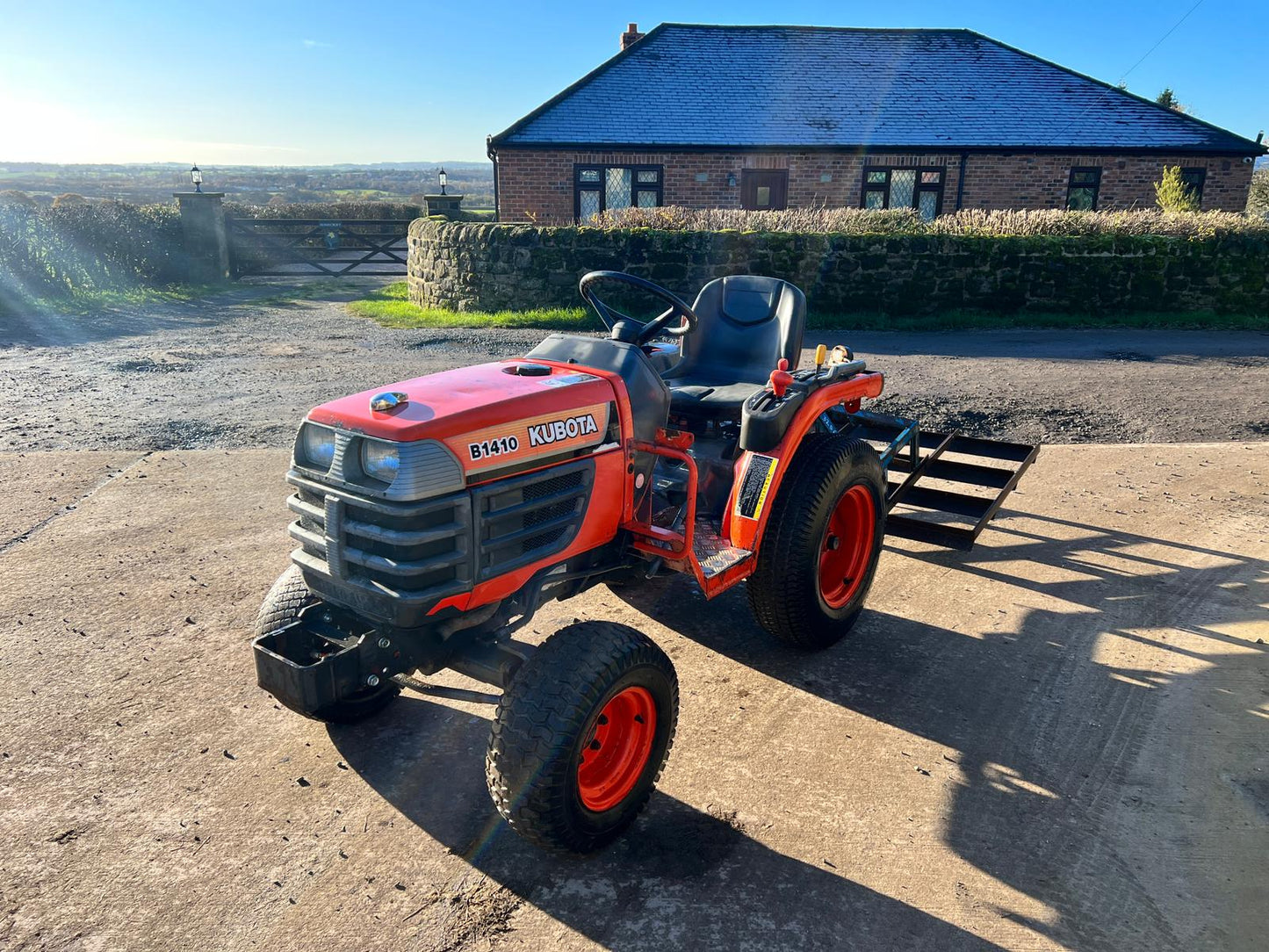 KUBOTA B1410 4WD COMPACT TRACTOR WITH WESSEX 4FT MENAGE LEVELLER