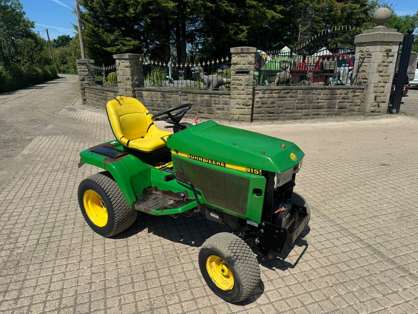 JOHN DEERE 415 TRACTOR RIDE ON LAWN TRACTOR