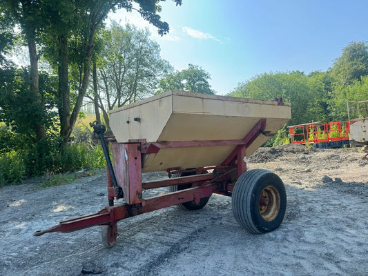 TOW BEHIND TRACTOR SPREADER TOP DRESSER