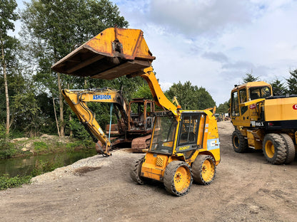 JCB ROBOT 150 WHEELED SKIDSTEER LOADER WITH JCB HYDRAULIC SWEEPER BUCKET