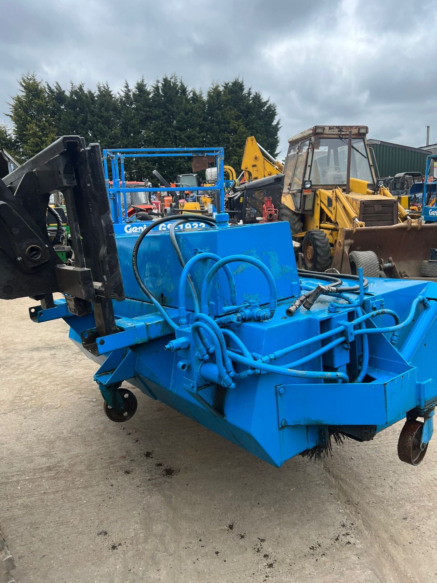 CONQUIP SWEEPER BUCKET SUITABLE FOR PALLET FORKS , IN WORKING ORDER