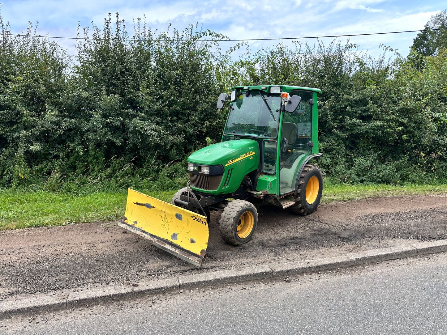 61 REG. JOHN DEERE 2320 23HP 4WD COMPACT TRACTOR WITH 54Ó HYDRAULIC 4 WAY BLADE