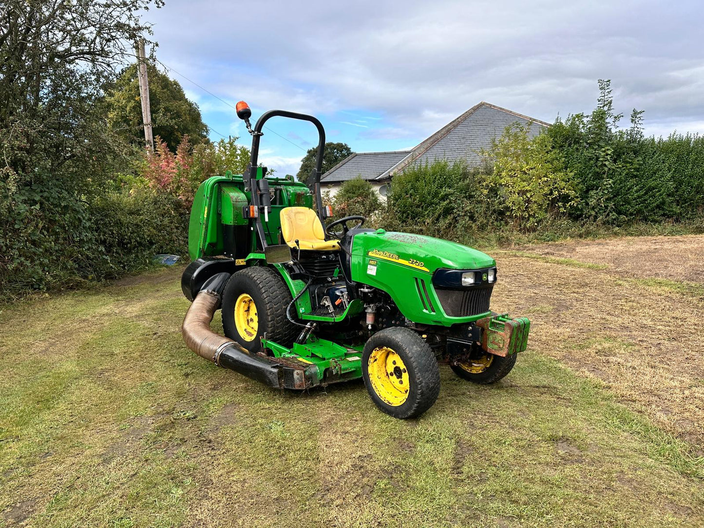 2013 JOHN DEERE 2720 27HP TRACTOR WITH 62” MID MOUNTED DECK AND REAR HIGH TIP COLLECTOR