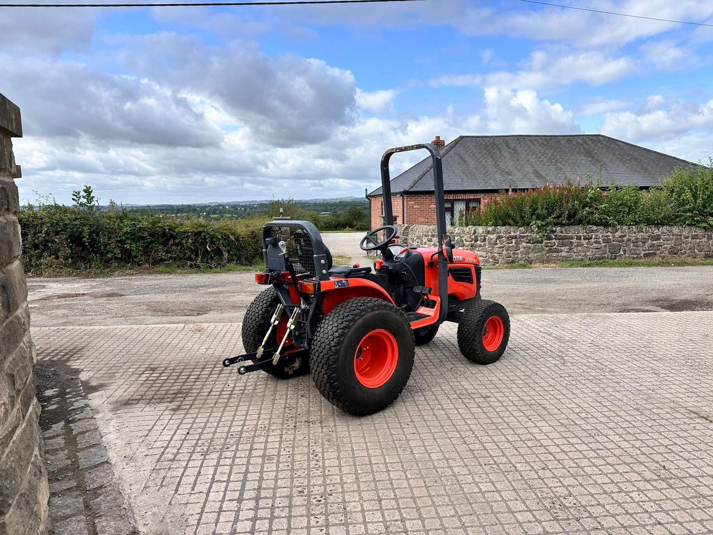 484 HOURS - KUBOTA B1241 4WD COMPACT TRACTOR