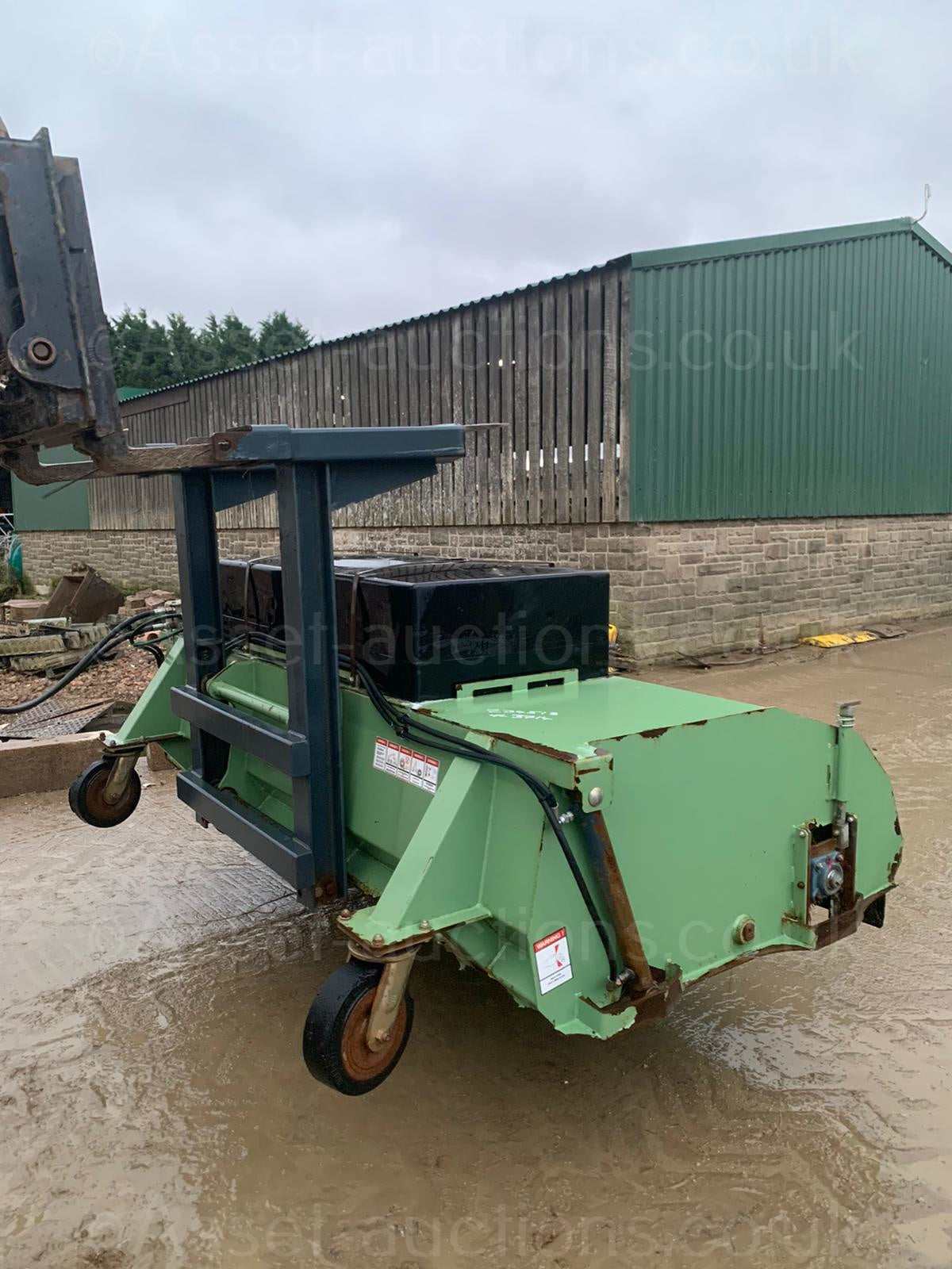 DMX SWEEPER SOLUTION SWEEPER BUCKET, ALL WORKS, HYDRAULIC DRIVEN, SUITABLE FOR PALLET FORKS