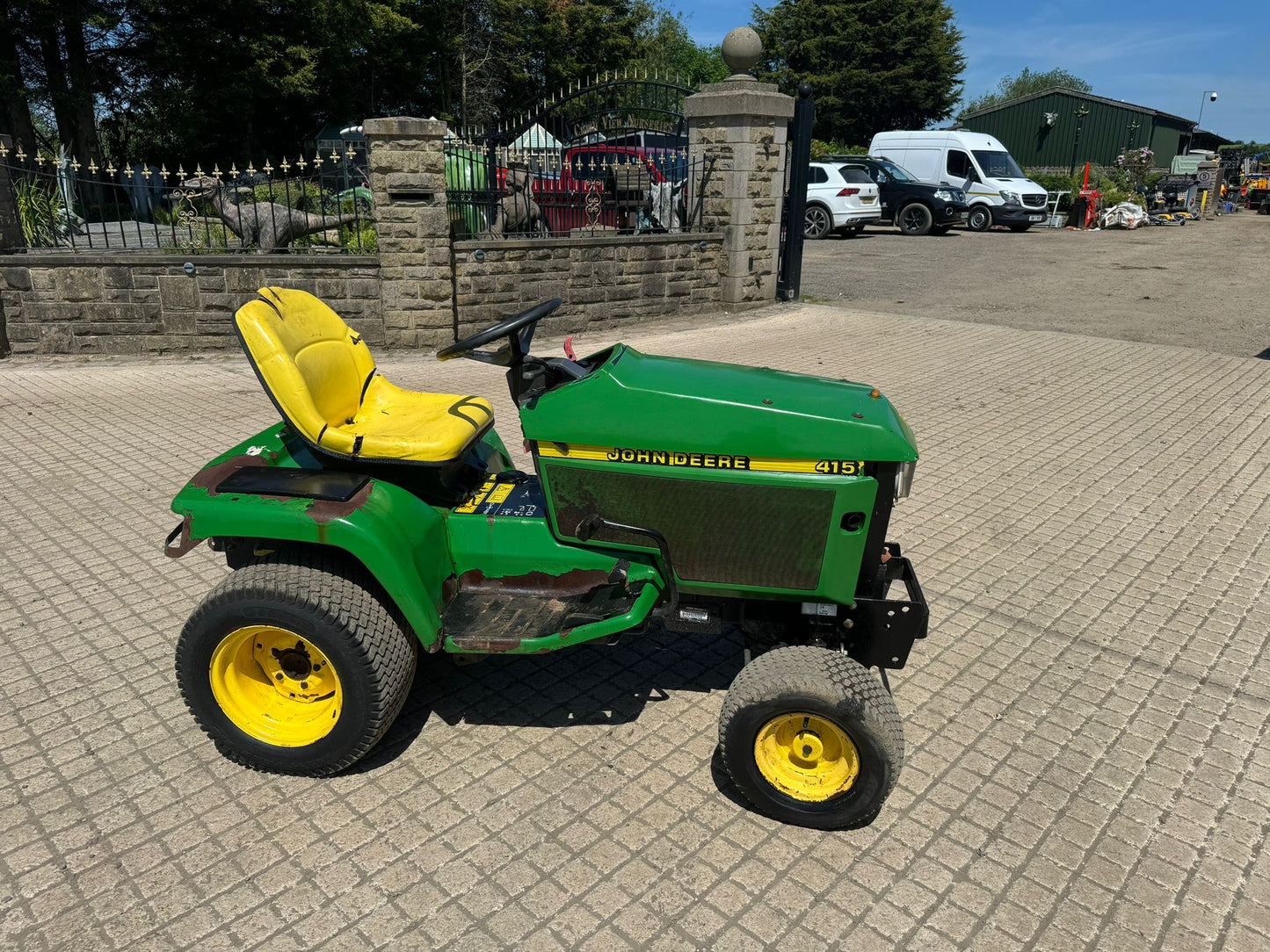 JOHN DEERE 415 TRACTOR RIDE ON LAWN TRACTOR