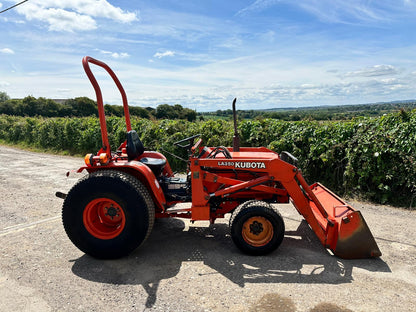 KUBOTA B2150 23HP 4WD COMPACT TRACTOR WITH LOADER AND BUCKET