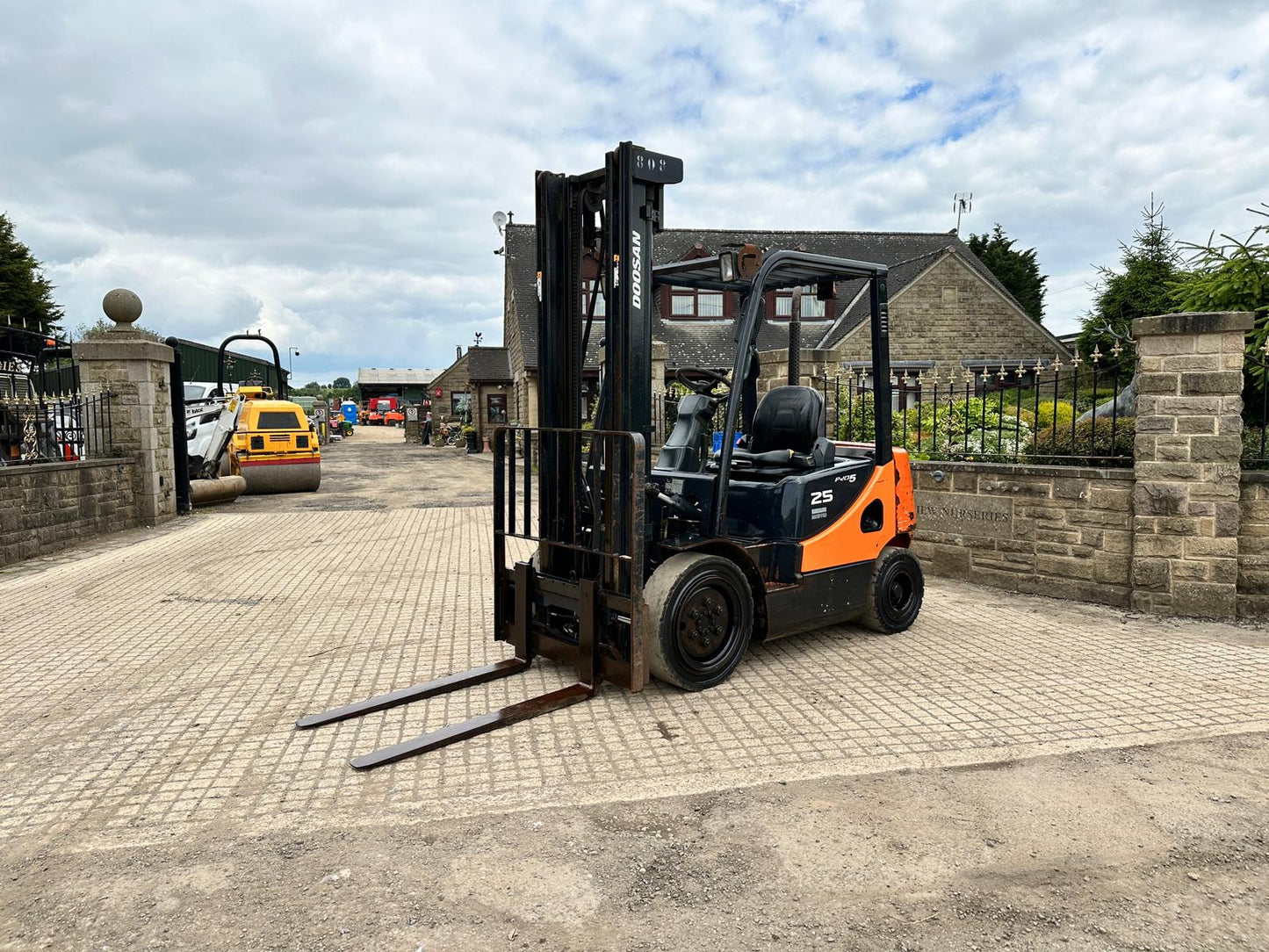 2011 DOOSAN D25S-5 2.5 TON DIESEL FORKLIFT