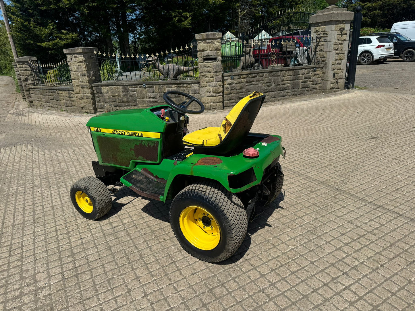 JOHN DEERE 415 TRACTOR RIDE ON LAWN TRACTOR