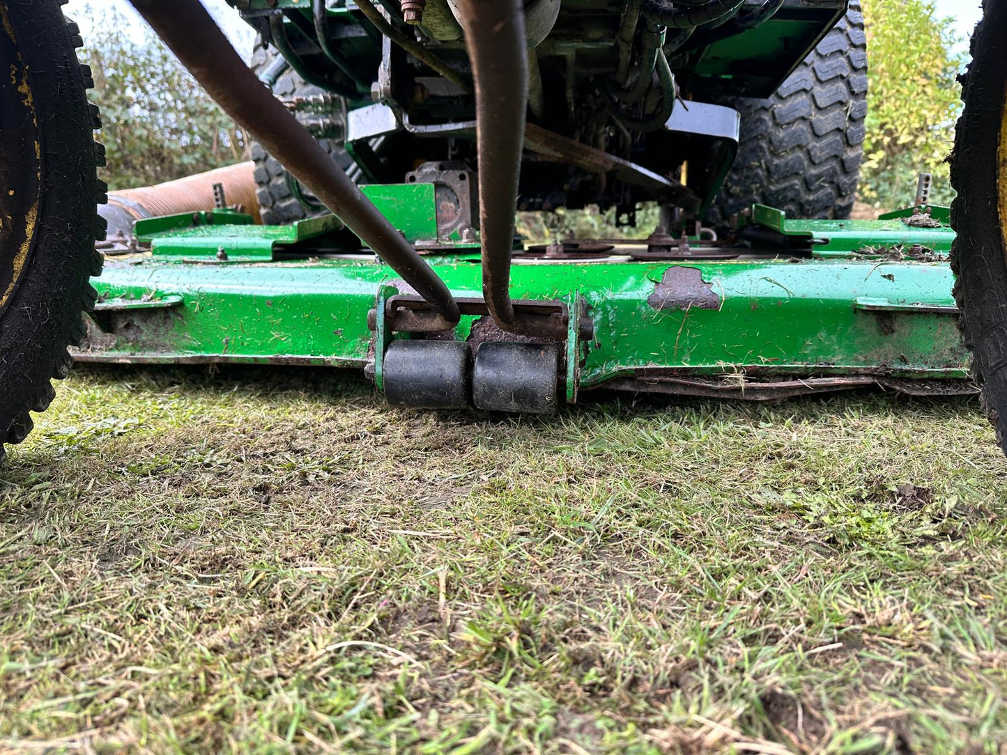 2013 JOHN DEERE 2720 27HP TRACTOR WITH 62” MID MOUNTED DECK AND REAR HIGH TIP COLLECTOR