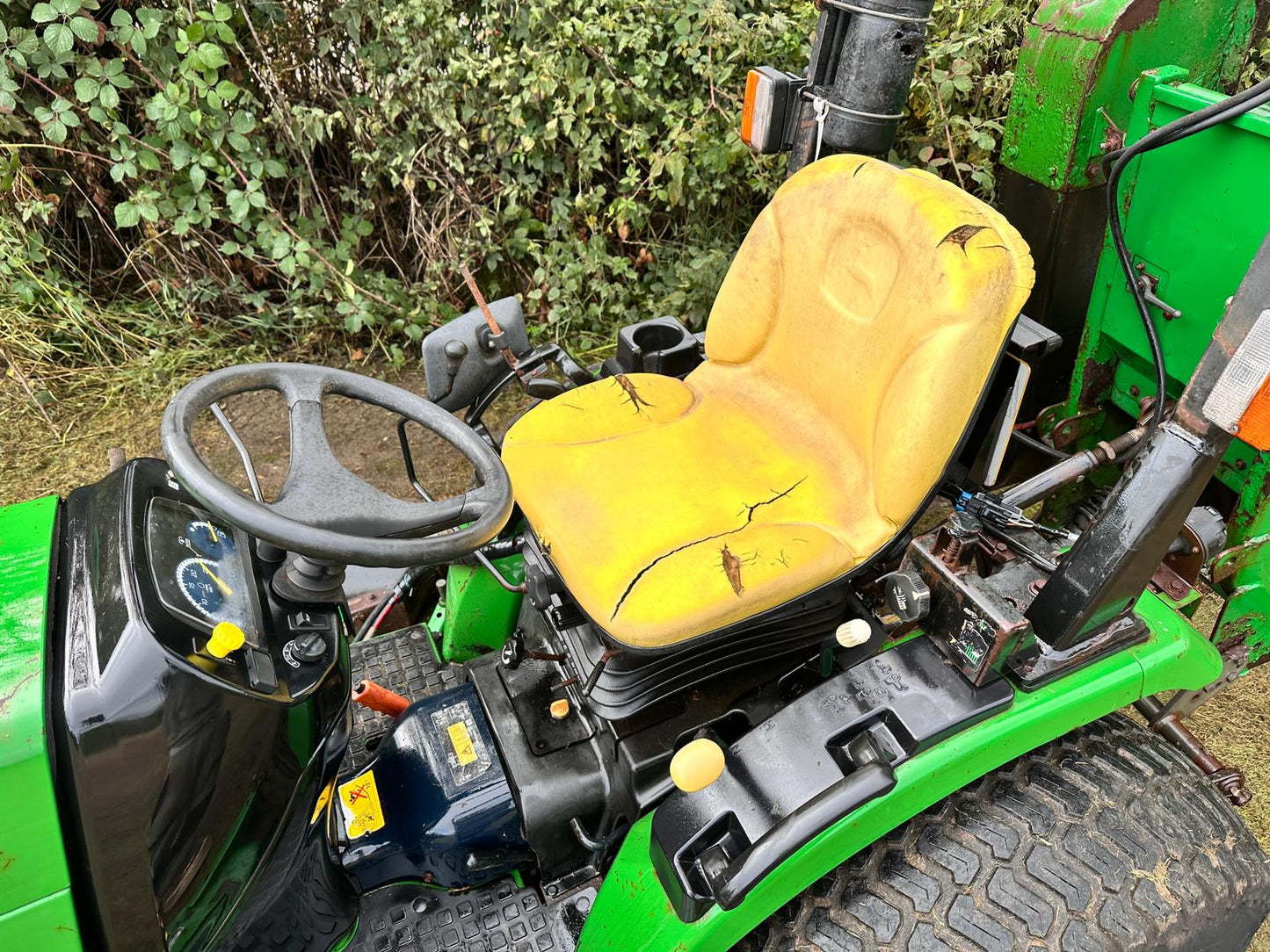 2013 JOHN DEERE 2720 27HP TRACTOR WITH 62” MID MOUNTED DECK AND REAR HIGH TIP COLLECTOR