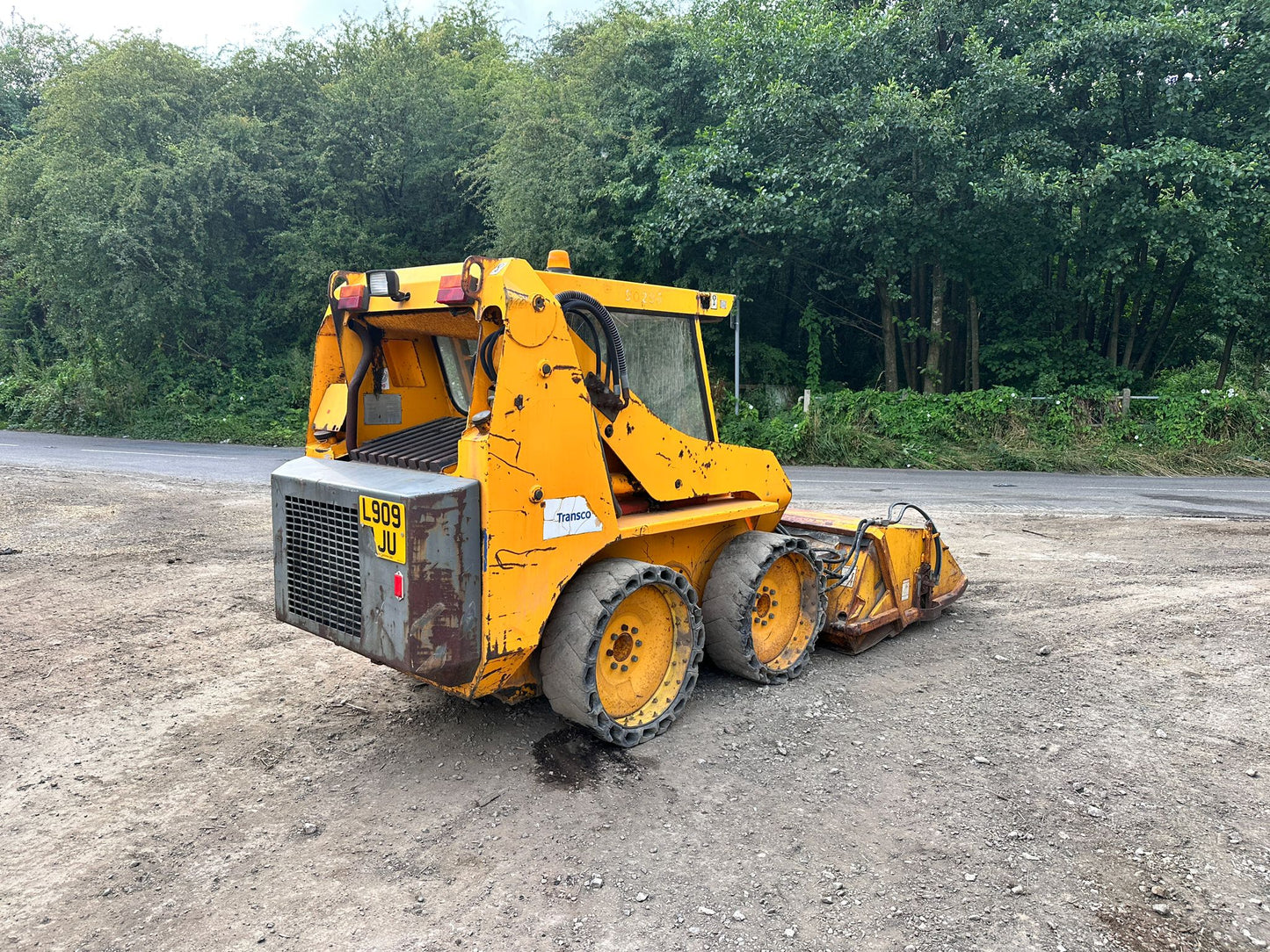 JCB ROBOT 150 WHEELED SKIDSTEER LOADER WITH JCB HYDRAULIC SWEEPER BUCKET