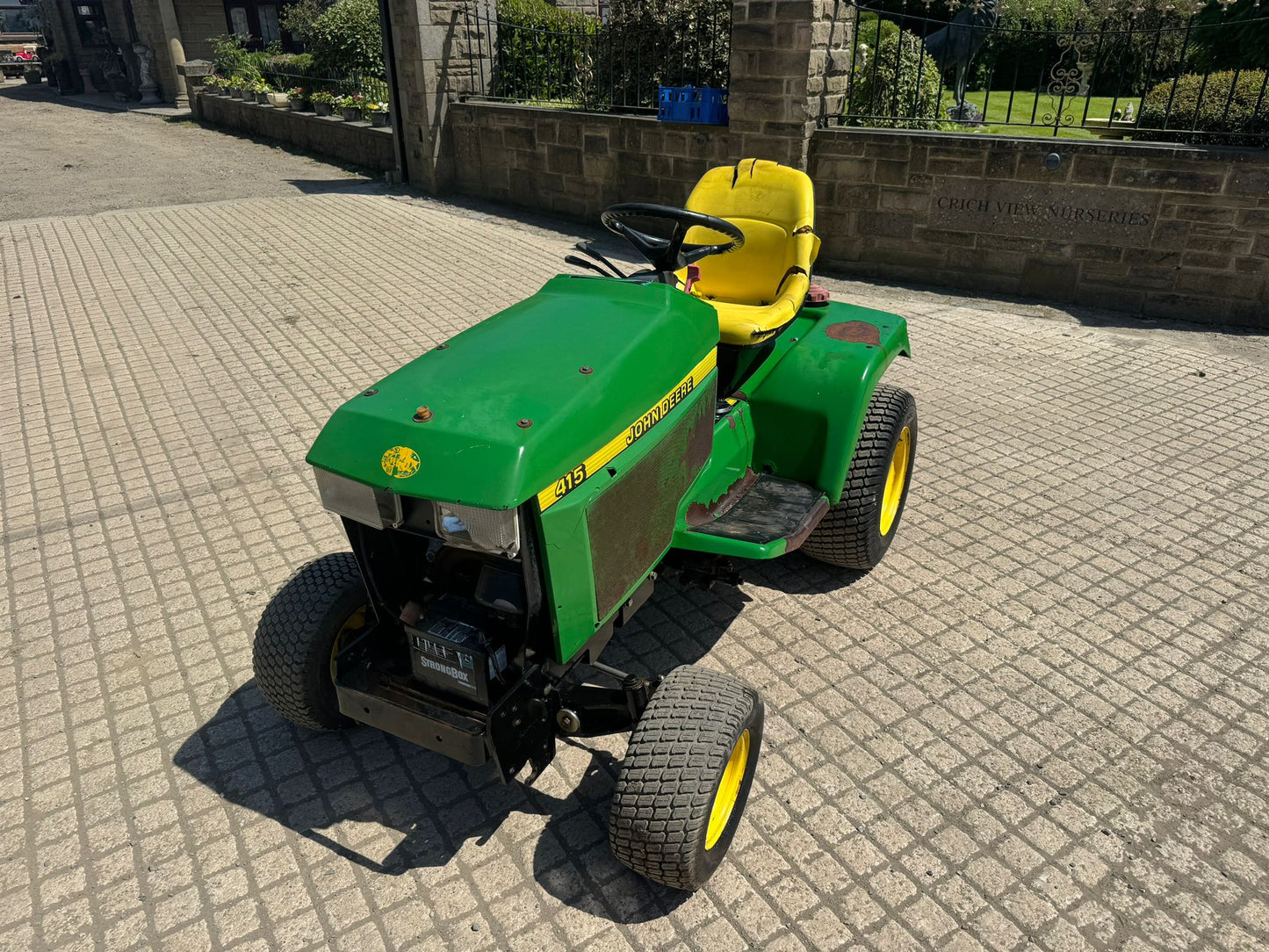 JOHN DEERE 415 TRACTOR RIDE ON LAWN TRACTOR